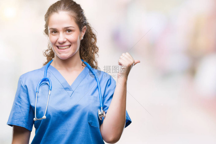 年轻的黑发医生女孩穿着护士或外科医生的制服图片