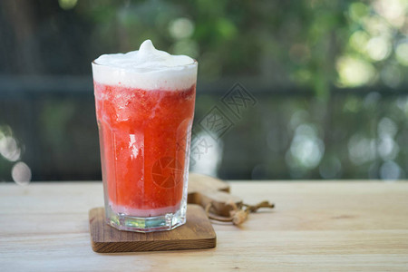 草莓冰沙红色多彩果汁装饰与牛奶泡沫图片