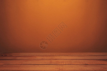 美丽的红色木桌和橙色的墙壁背景图片