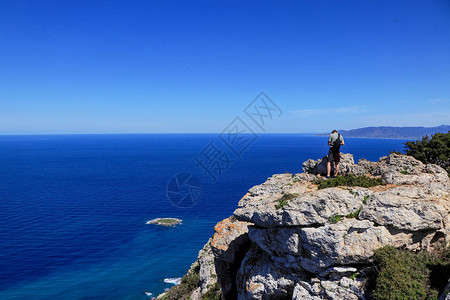 自由人的背影站在岩石悬崖上图片