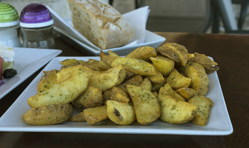 餐桌上村庄的传统希腊土豆图片