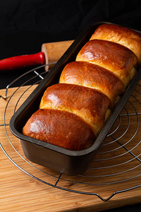 新鲜烤有机自家制软牛奶面包高清图片