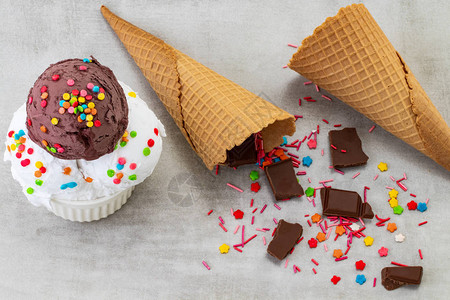 香草和巧克力冰淇淋夹子喷洒巧克力片还有华夫饼面条上面有复图片