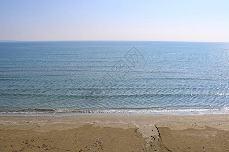 拉纳卡海滩的海浪和风浪地中海与清图片