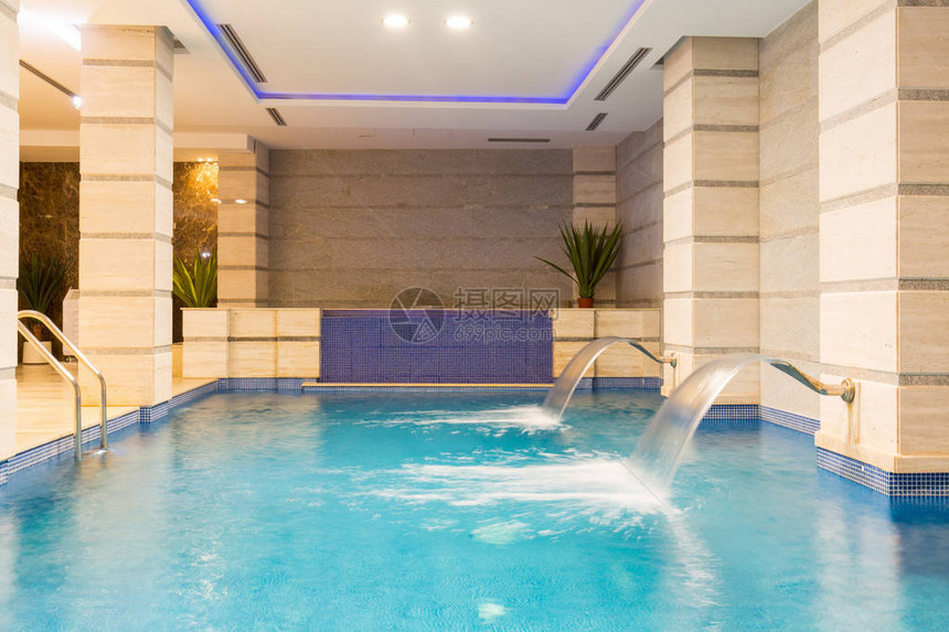 酒店水疗和健康中心的游泳池图片