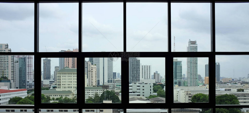 大楼内从办公室窗户看到城市的景色在图片