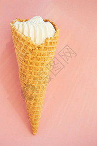 粉色背景的华夫饼锥形香草冰淇淋复制空图片