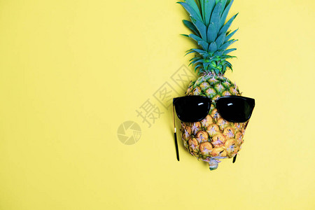 夏日时间放松与有趣的菠萝水果和太阳眼镜在糊贴背景上邀请卡的图片