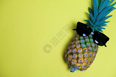 夏日时间放松与有趣的菠萝水果和太阳眼镜在糊贴背景上邀请卡党的图片
