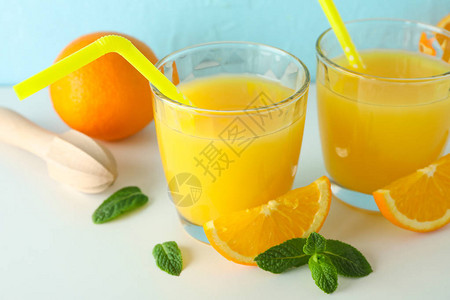 包括新鲜橙汁木制榨汁机薄荷橙子和木制榨汁机图片
