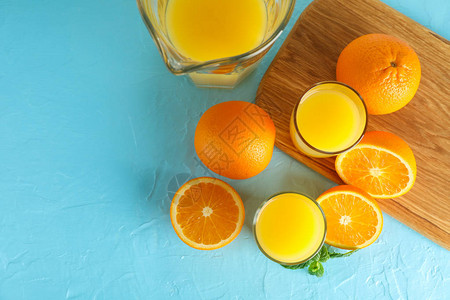 玻璃器械薄荷和切割板中含有新鲜橙汁图片