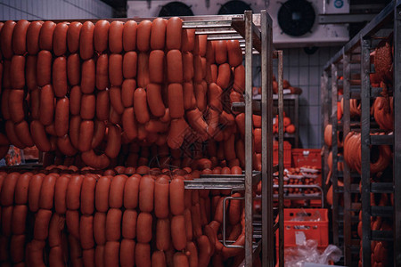 超市里的肉制品生产在超市里图片
