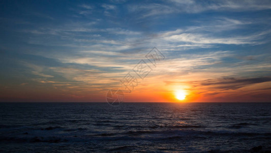 美丽的日落和黄昏在海岸图片