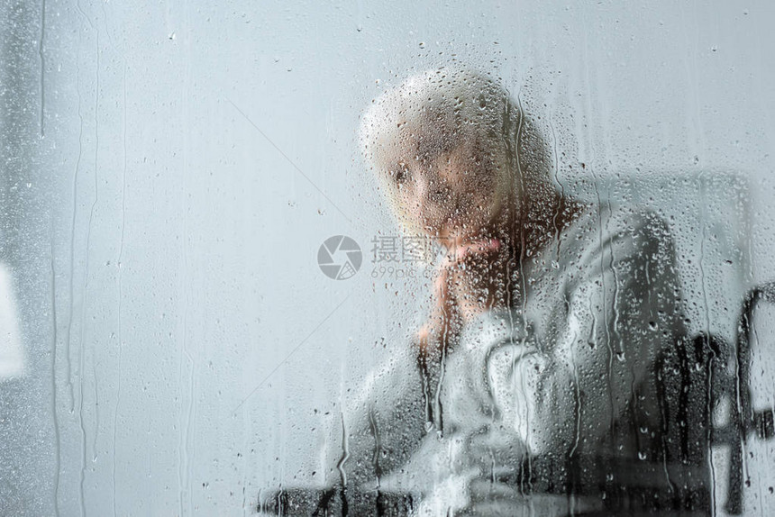 灰发残疾老年残疾妇女的有选择图片