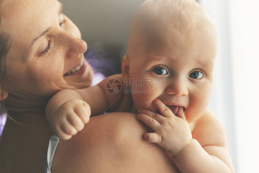 年轻快乐的母亲和婴图片
