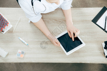 白外套医生用数字平板和空白屏幕查看白色大图片