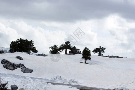 雪山和多云的天空图片