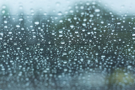 窗户车上的水雨滴图片