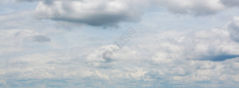 整个全景图像蓝色天空上移动的飞云多图片