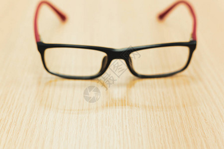 木桌办公室上的眼镜图片