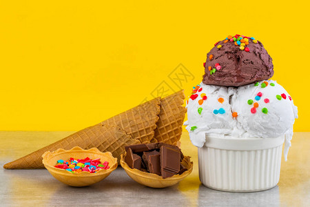 香草和巧克力冰淇淋夹子洒着巧克力片还有黄底的华图片