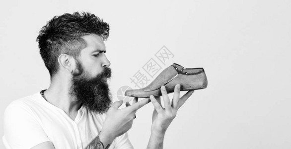 白色背景的胡子制鞋师图片