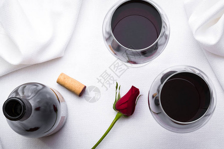 两人的浪漫环境红酒和玫瑰绽放图片