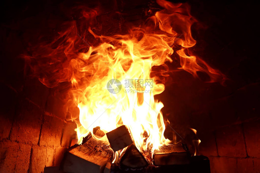 砖炉中燃烧的火焰长的舌头图片