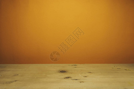 美丽的白色木桌和橙色的墙壁背景图片