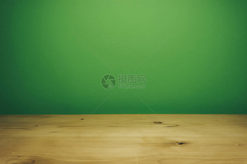 美丽的白色木桌和绿色的墙壁背景图片