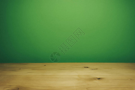 美丽的白色木桌和绿色的墙壁背景图片