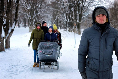 朋友在雪地冬季公园图片