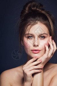 时装模特美容化妆肖像波兰妇女粉色针嘴唇图片