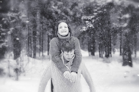 一对恩爱的情侣在冬季散步男人和女人在冬天在公园里约会冬季图片