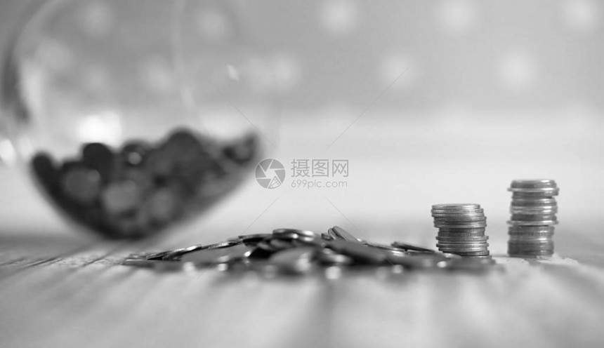 地板上罐子里的硬币地板上堆积的硬币口袋里的积蓄成堆图片