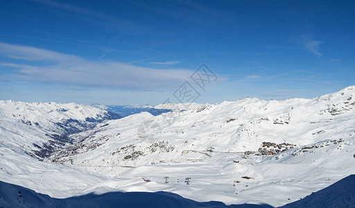 与滑雪度假村一起在高山脉的冰雪覆盖山图片