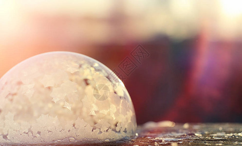 肥皂气泡在寒冷中冻结冬季肥皂水图片