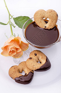 带心形饼干的浪漫早餐融化巧克力和一朵玫图片