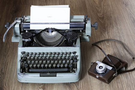 复古打字机的特写图片