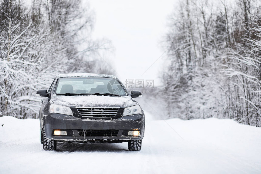 车站在雪覆盖的路上在冬天阴图片