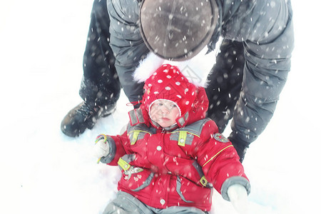 父亲和女儿在公园在冬图片