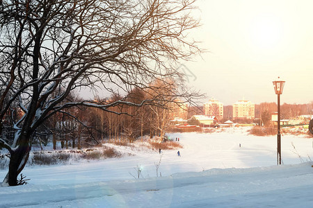 阳光明媚的城市人行道冬天图片