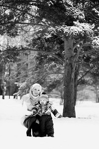 一个年轻母亲在冬天散步怀着一个婴儿图片