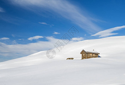 高山坡上有偏远的小型石屋住所图片