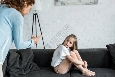 儿童有选择地关注孩子看着母亲用图片