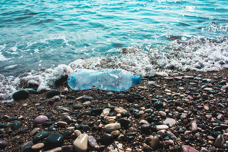 塑料瓶环境海洋自然污染的概念拯救图片