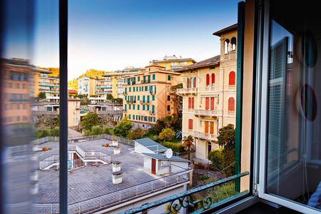 清晨在意大利古里亚地区Liguria地区的窗户上看到呼吸的呼声图片