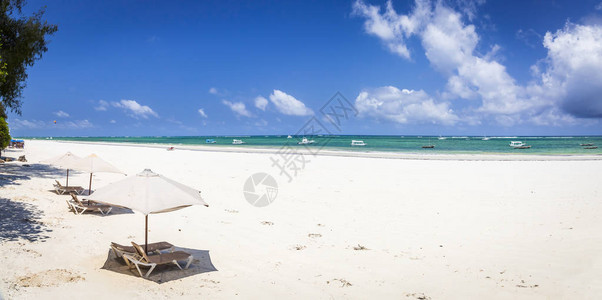 令人惊叹的Diani海滩景与白沙和绿石印高清图片