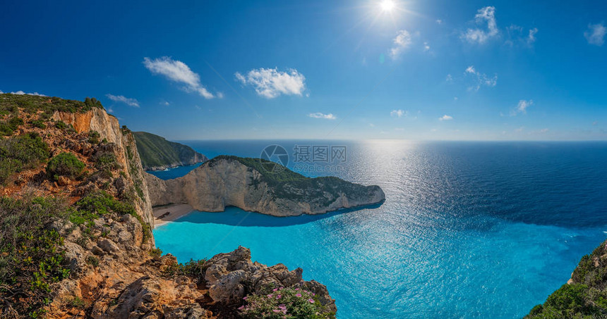 夏季希腊赞特岛沉船湾的悬崖上照耀着图片