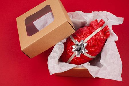 有里面的现实心脏的礼物盒作为礼物爱情婚姻图片